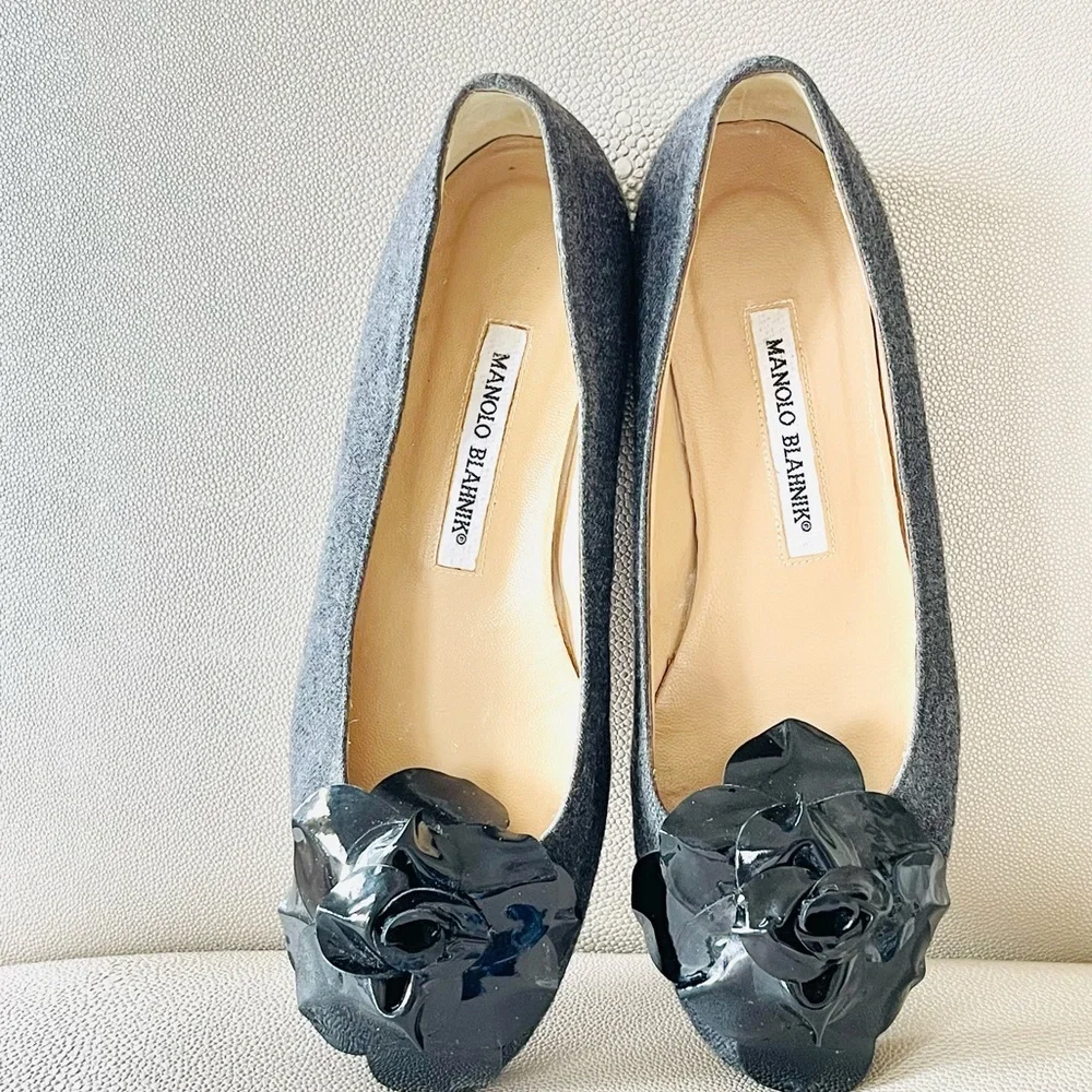 Manolo Blahnik gray flannel flats with black patent flower 38